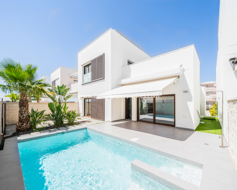 Villa till salu i La Marina med privat pool