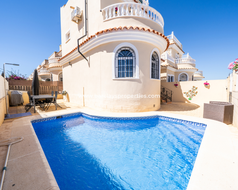 Villa zum Verkauf in La Marina mit Pool