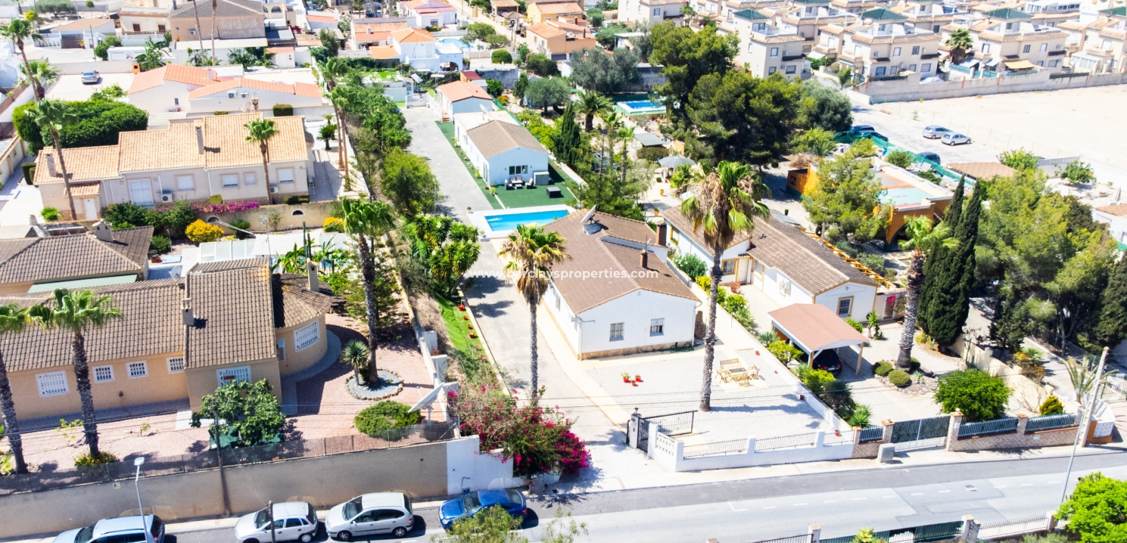 Villas for sale in La Marina with private pool