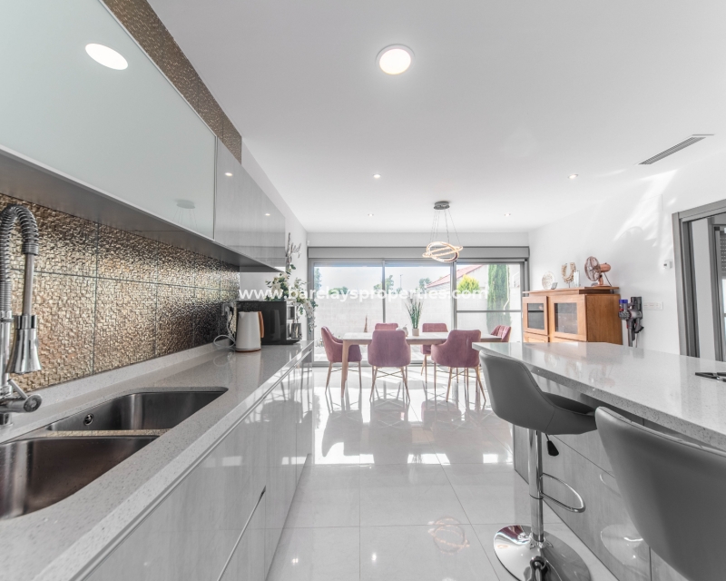 Wederverkoop - Vrijstaande Villa - Urb. El Oasis - La Marina