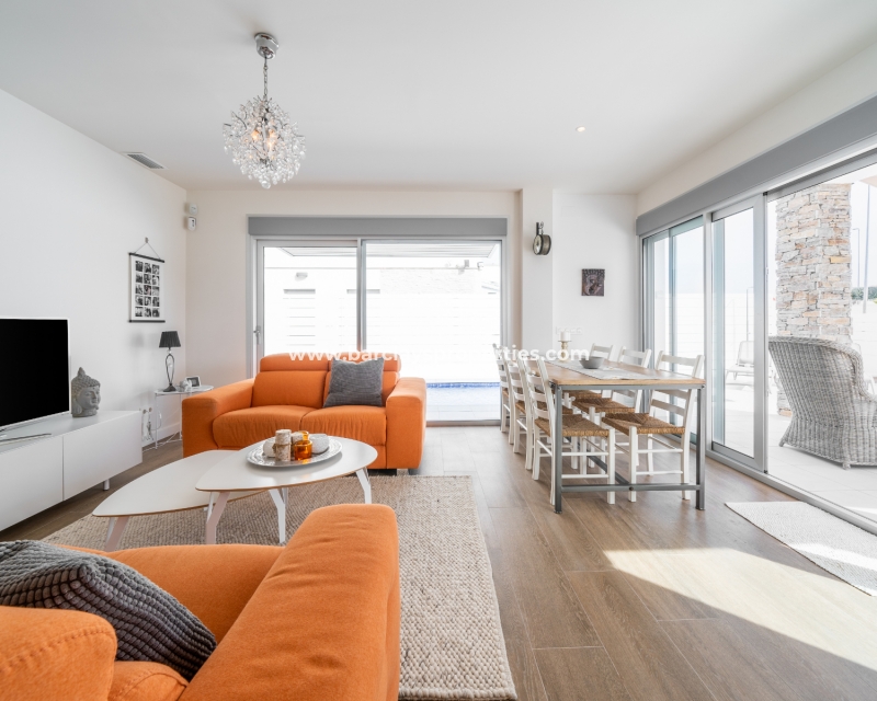 Wederverkoop - Vrijstaande Villa - Urb. El Oasis - La Marina