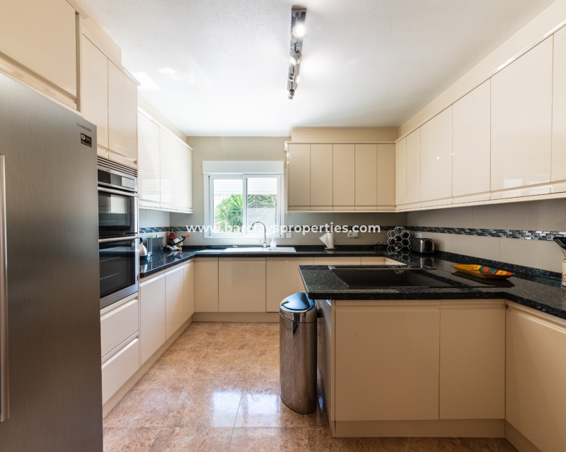 Wederverkoop - Vrijstaande Villa - Urb. La Marina