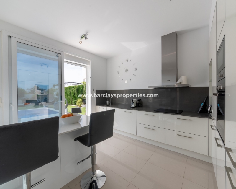 Wederverkoop - Vrijstaande Villa - Urb. La Marina