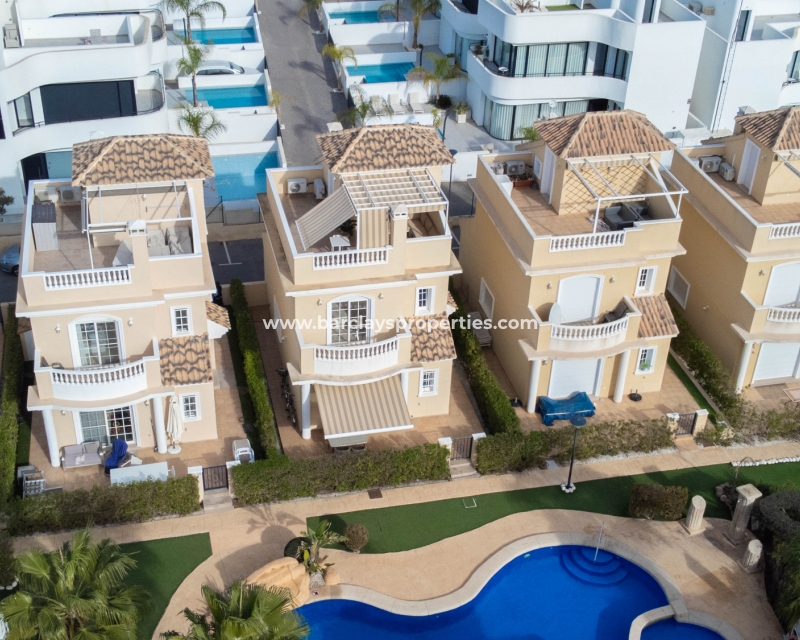 Wederverkoop - Vrijstaande Villa - Urb. La Marina