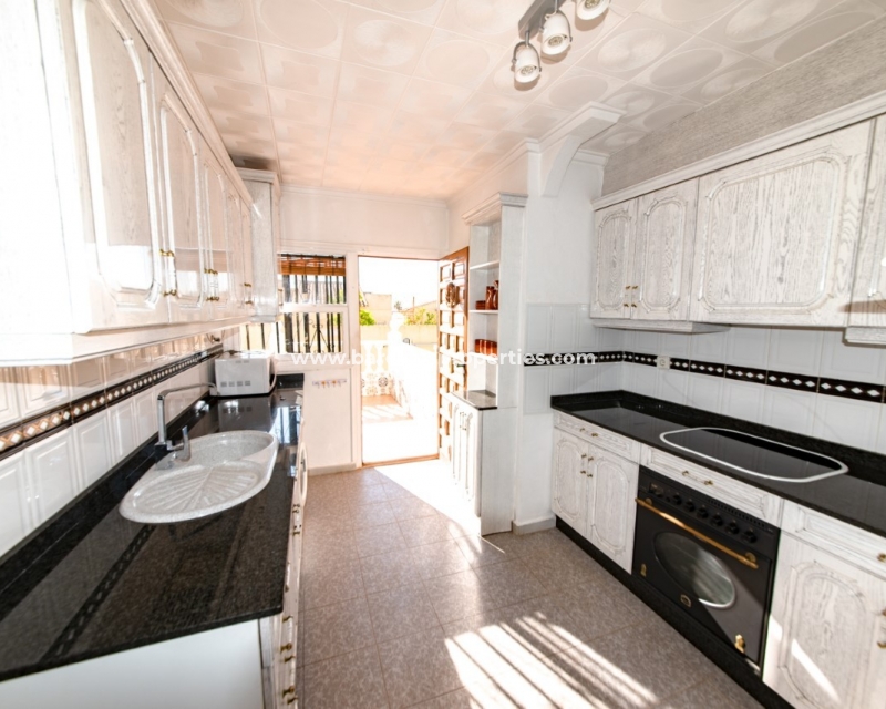 Wederverkoop - Vrijstaande Villa - Urb. La Marina