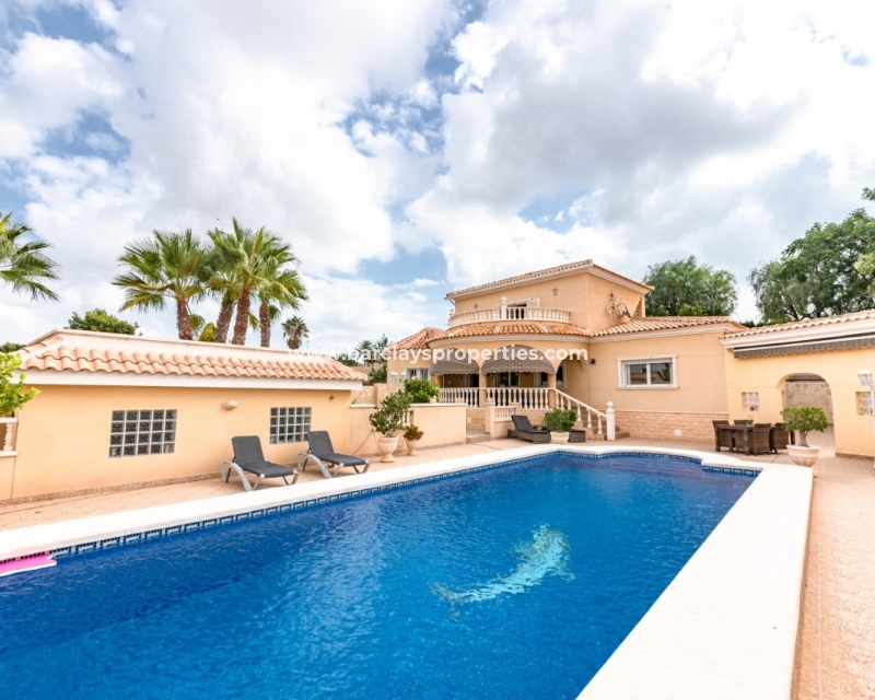 Villa For Sale In Urb. La Escuera, Costa Blanca
